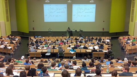 Blick von hinten in einen Hörsaal mit Studenten.