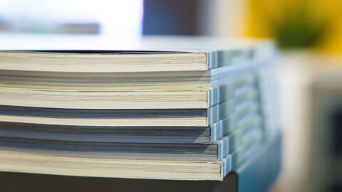 Mehrere Broschüren wurden übereinander gestapelt.