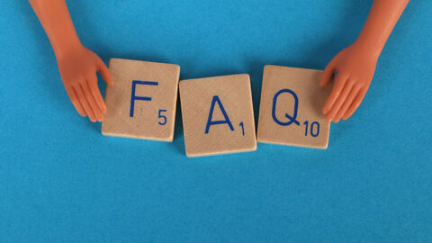 Schriftzug FAQ, aus Scrabble-Spielsteinen gelegt.